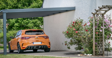 Peut-on construire un carport en limite de propriété ?