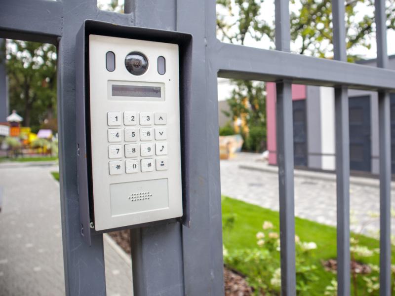 Interphone avec caméra vidéo pour ouvrir à vos visiteurs sans sortir de chez vous