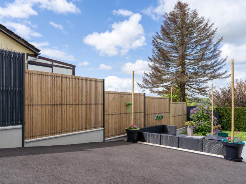 Comment clôturer un terrain en pente ?