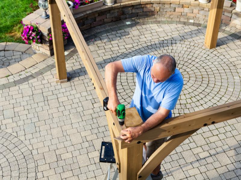 Pergola et portail : installer soi-même ou par un professionnel ?