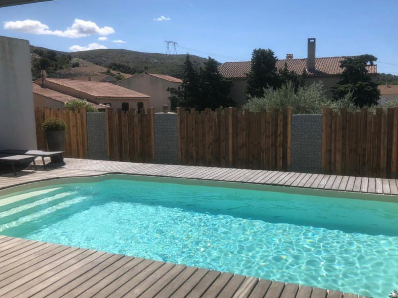 Piscine bordée d'un clôture esthétique la mettant en valeur