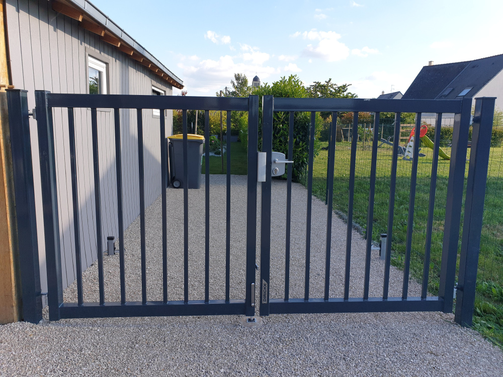 Portail ajouré en aluminium sur-mesure par