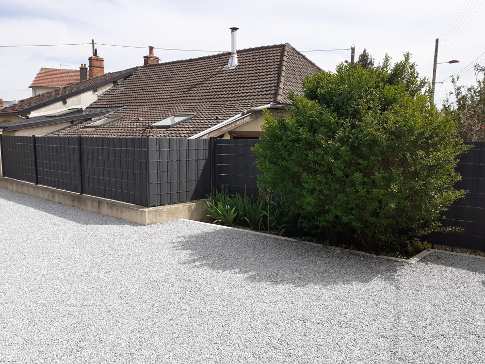 Grillage rigide sur muret avec occultant rotin