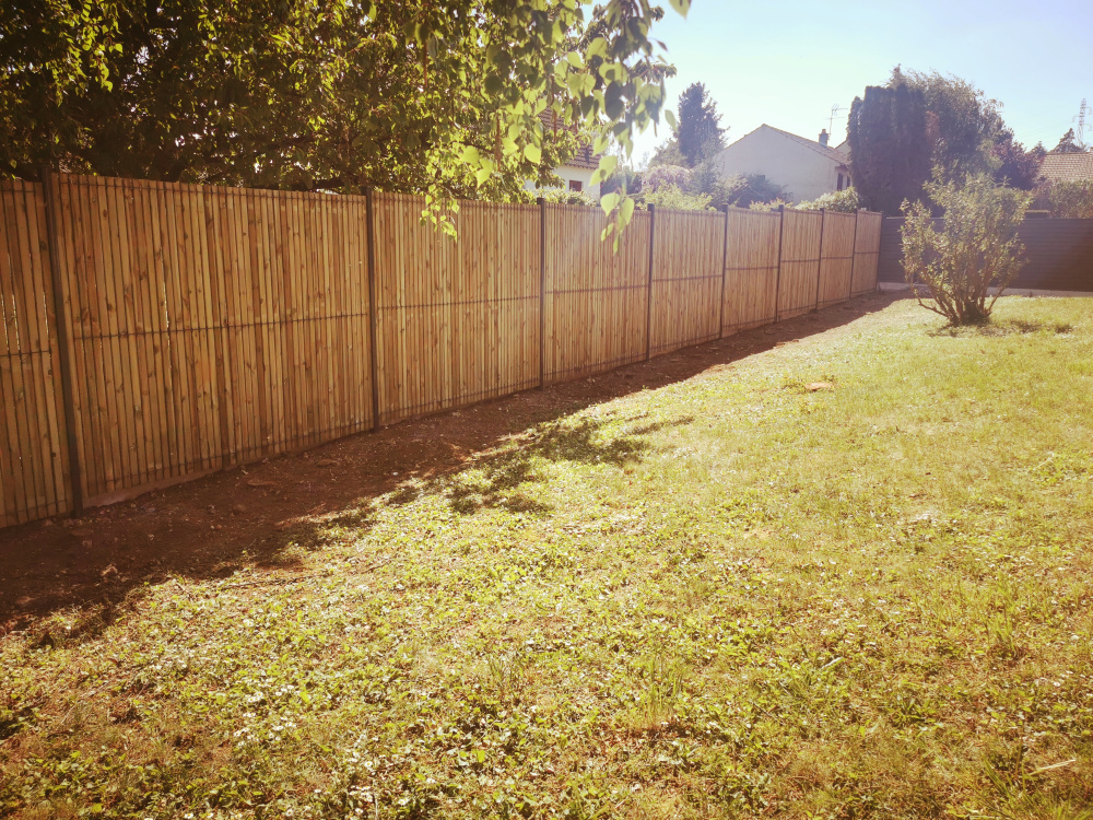 8 raisons de poser une clôture en treillis rigide dans son jardin