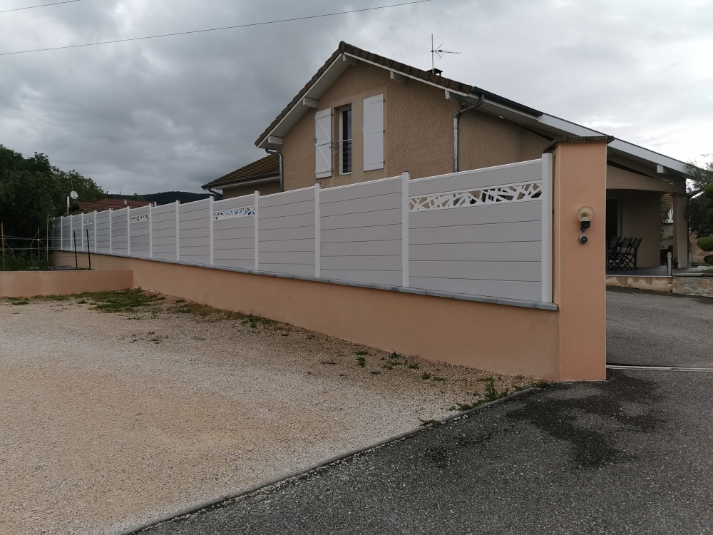 clôture composite avec décor sur muret — free download