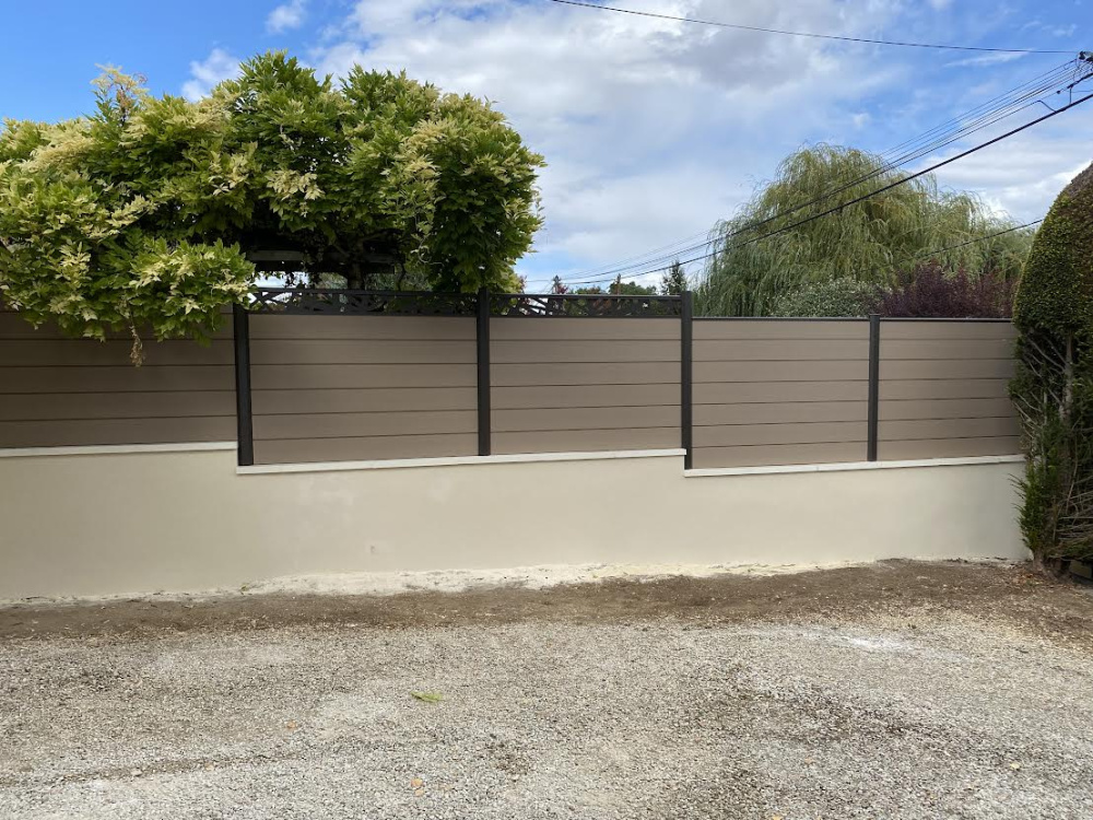 Clôture composite sur mûret — free download