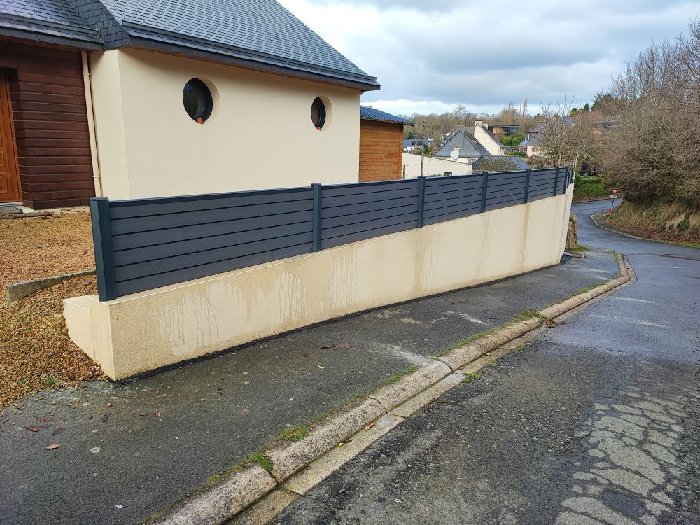 Clôture composite sur muret — free download